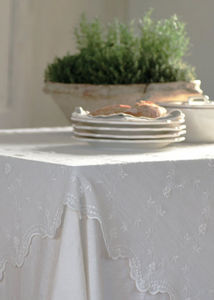 PIMLICO - this elegant embroidered voile tableclot - Nappe Carrée