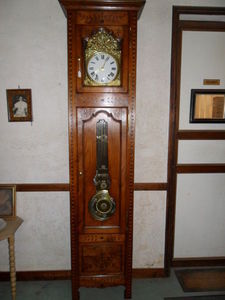 Loic Bougo - horloge en chataignier avec marquetterie balancier - Free Standing Clock