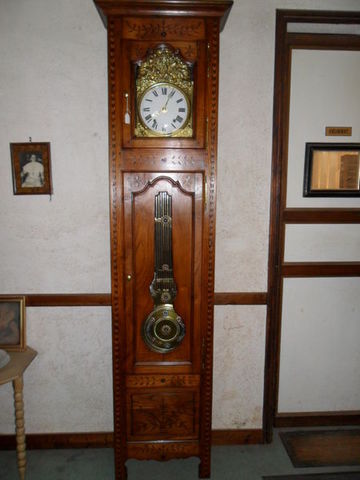 Loic Bougo - Reloj de pie-Loic Bougo-Horloge en chataignier avec marquetterie balancier