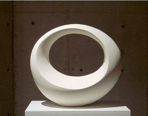 Mari-Ruth Oda - white round form - Scultura